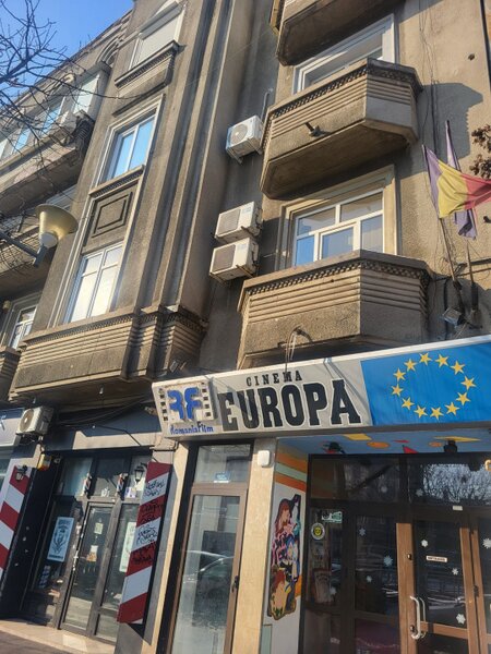 Trei camere, mansarda cinefilului,