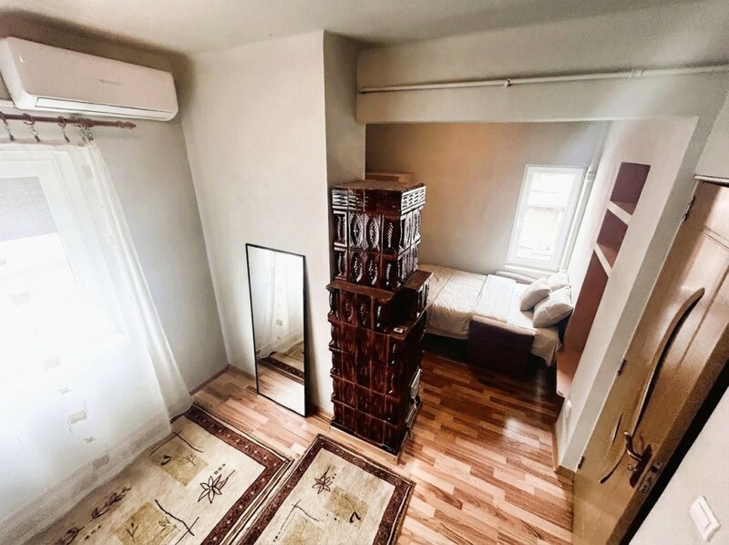 Trei camere, mansarda cinefilului,